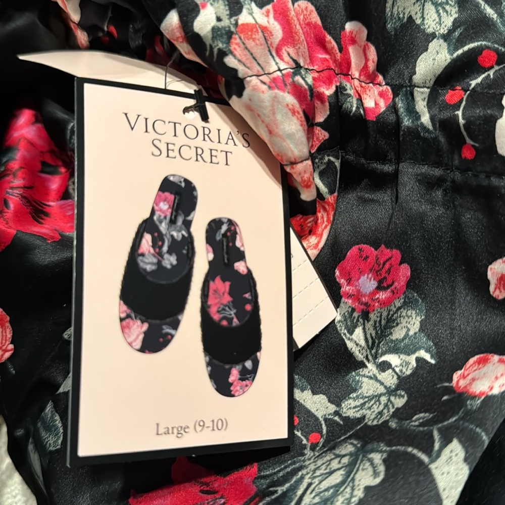 New never worn Victoria’s Secret slippers!